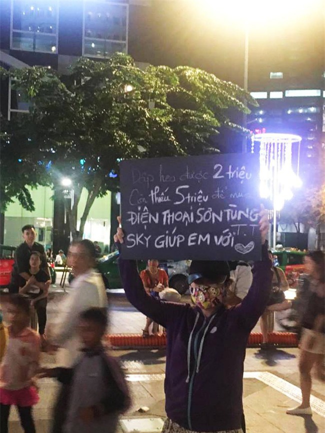 Cô gái che mặt ra giữa phố đi bộ, giơ bảng xin tiền Sky để... mua điện thoại - Ảnh 1.