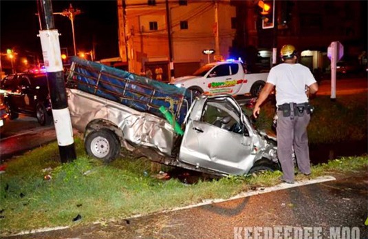 Hai ô tô bán tải tông nhau kinh hoàng tại ngã tư, ít nhất 2 người thiệt mạng - Ảnh 3.