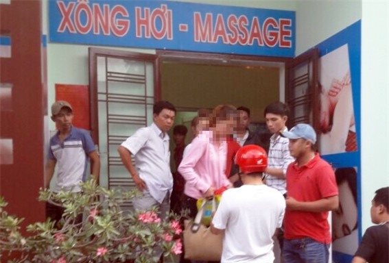 'Hiep si' giai cuu 2 co gai bi lua ban vao tiem massage tra hinh hinh anh 1