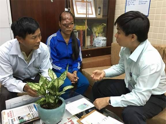 16 năm ròng, người cha chạy khắp Bắc - Nam tìm cách chữa bệnh cho con gái 21 tuổi có gương mặt dị biệt - Ảnh 2.