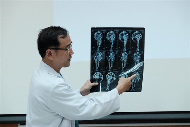 16 năm ròng, người cha chạy khắp Bắc - Nam tìm cách chữa bệnh cho con gái 21 tuổi có gương mặt dị biệt - Ảnh 3.