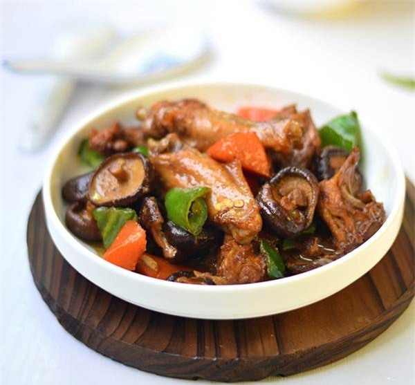 Gà kho nấm đậm đà ngon cơm - Ảnh 5.