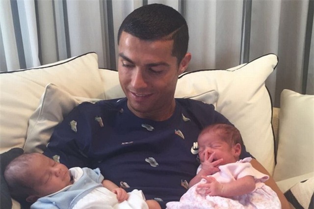 C.Ronaldo đã phải trả 200.000 euro cho người phụ nữ đẻ thuê cặp song sinh