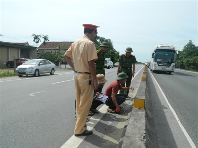 dua tai xe container hat vang csgt toi hien truong thuc nghiem dieu tra hinh anh 1