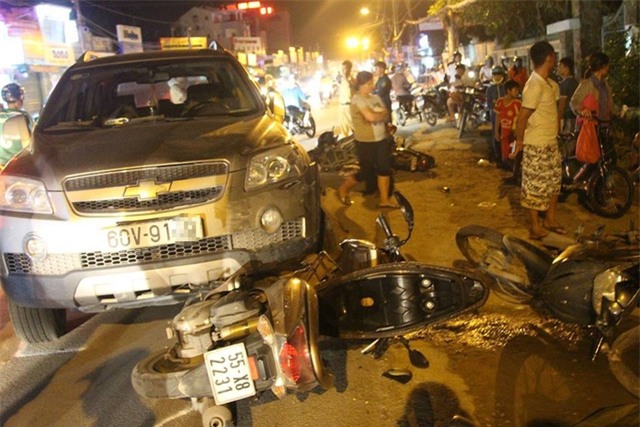 Hiện trường chiếc ô tô gây tai nạn liên hoàn trên đường Đỗ Xuân Hợp, quận 9, TPHCM tối 30/6.