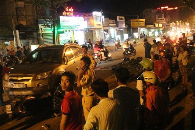 Rất đông người dân chứng kiến vụ tai nạn. Theo người dân, người gây tai nạn mặc sắc phục ngành công an nhân dân.