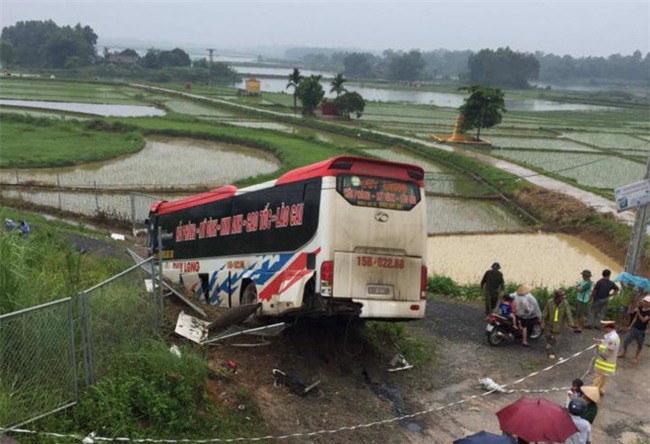 Xe khach giuong nam no lop tren cao toc, 13 nguoi bi thuong hinh anh 1