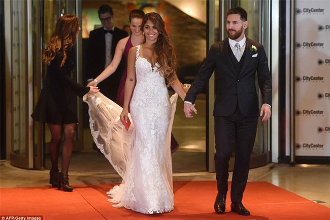 Món quà bất ngờ Messi tặng khiến Antonella không cầm được nước mắt - Ảnh 1.