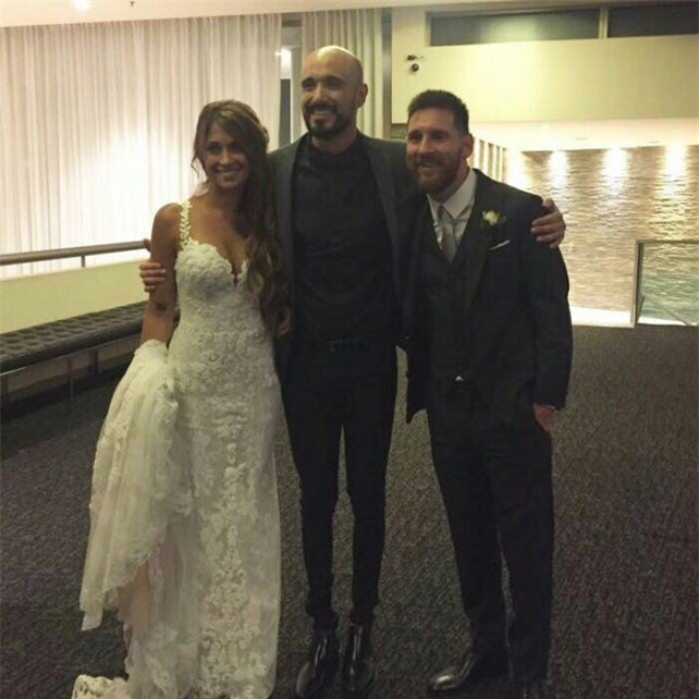 Món quà bất ngờ Messi tặng khiến Antonella không cầm được nước mắt - Ảnh 2.