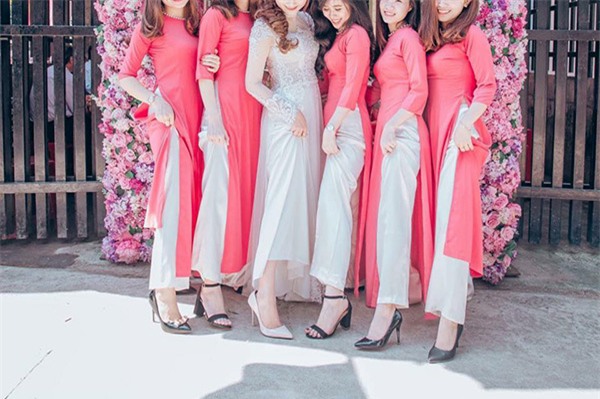 co dau xinh dep cung doi ban than be trap lay loi va long lay khien dan mang "phat cuong" - 10