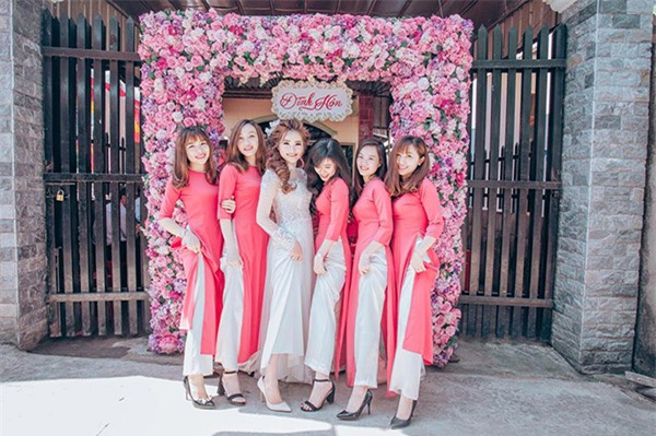 co dau xinh dep cung doi ban than be trap lay loi va long lay khien dan mang "phat cuong" - 11