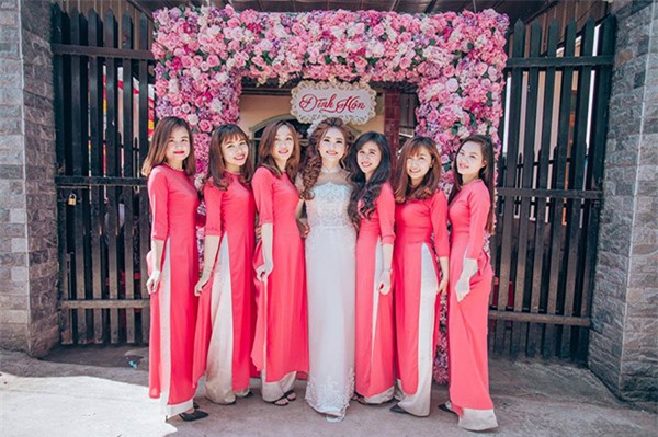 co dau xinh dep cung doi ban than be trap lay loi va long lay khien dan mang "phat cuong" - 12