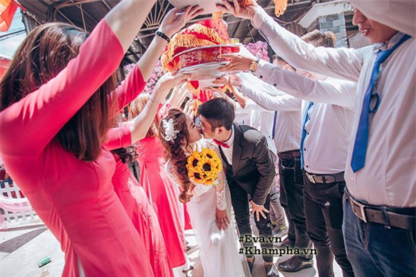 co dau xinh dep cung doi ban than be trap lay loi va long lay khien dan mang "phat cuong" - 14