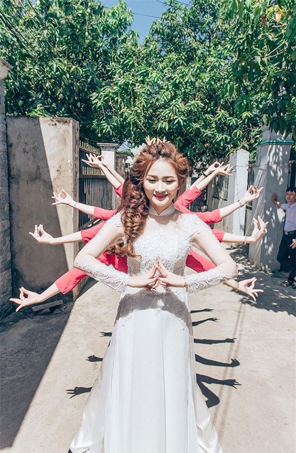 co dau xinh dep cung doi ban than be trap lay loi va long lay khien dan mang "phat cuong" - 3