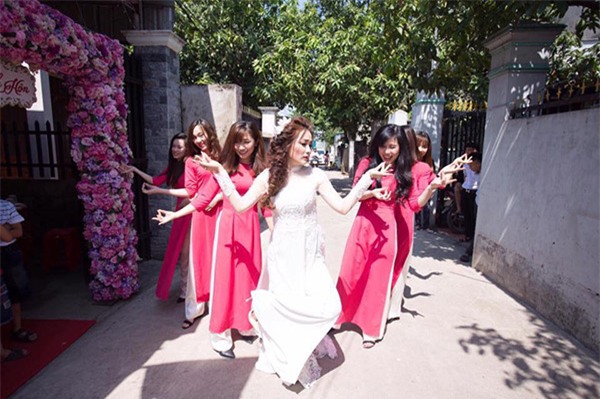 co dau xinh dep cung doi ban than be trap lay loi va long lay khien dan mang "phat cuong" - 4