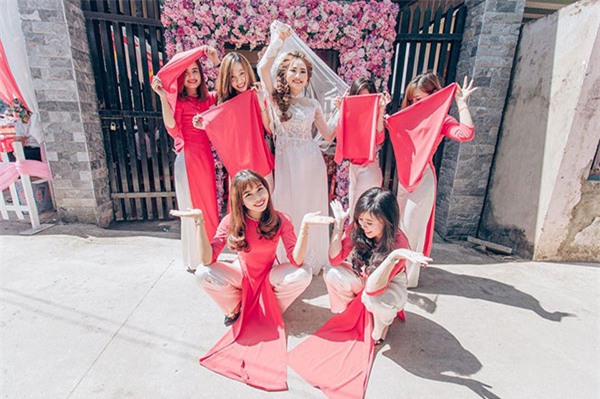 co dau xinh dep cung doi ban than be trap lay loi va long lay khien dan mang "phat cuong" - 5