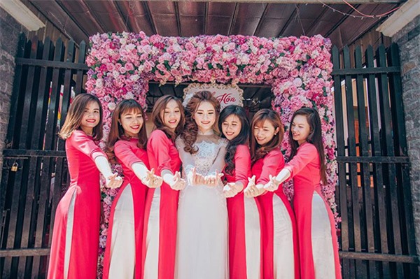 co dau xinh dep cung doi ban than be trap lay loi va long lay khien dan mang "phat cuong" - 9