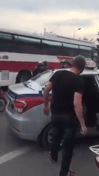 Vợ vừa bước xuống xe taxi chồng lao vào đánh giữa phố đông người bị soái ca dạy cho bài học - Ảnh 1.