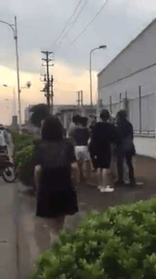 Vợ vừa bước xuống xe taxi chồng lao vào đánh giữa phố đông người bị soái ca dạy cho bài học - Ảnh 2.