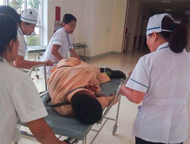 CSGT bam dau xe container tung bi nguoi vi pham tong gay chan hinh anh 1