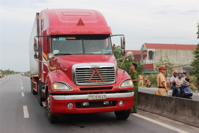 CSGT bam dau xe container tung bi nguoi vi pham tong gay chan hinh anh 2