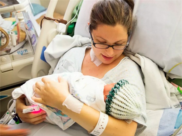 dang mo de, bac si bang hoang khi nhan thay dieu nay trong o bung san phu - 1