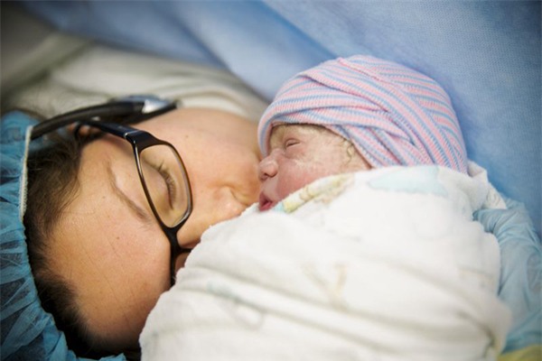 dang mo de, bac si bang hoang khi nhan thay dieu nay trong o bung san phu - 4