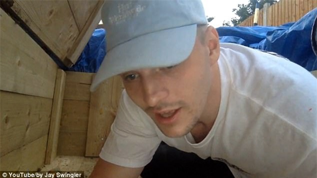 hai chang trai tu chon song minh suot 24 gio de 