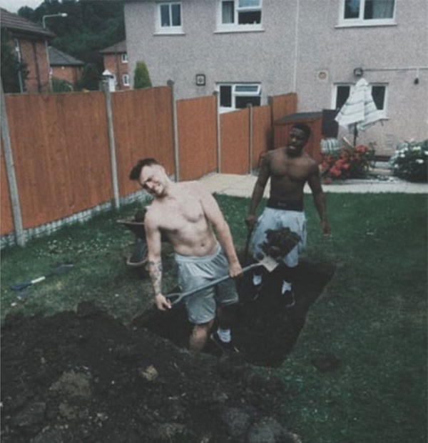 hai chang trai tu chon song minh suot 24 gio de