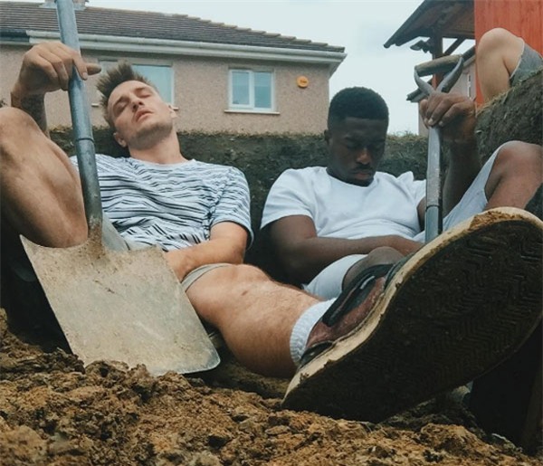 hai chang trai tu chon song minh suot 24 gio de 