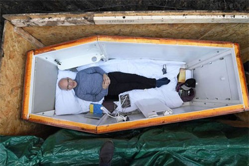 hai chang trai tu chon song minh suot 24 gio de 