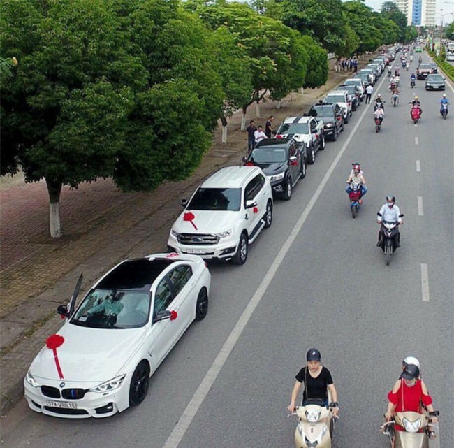 Bo chuan bi 60 xe Ford ruoc dau trong dam cuoi con gai hinh anh 1