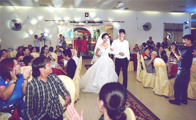 Bo chuan bi 60 xe Ford ruoc dau trong dam cuoi con gai hinh anh 5