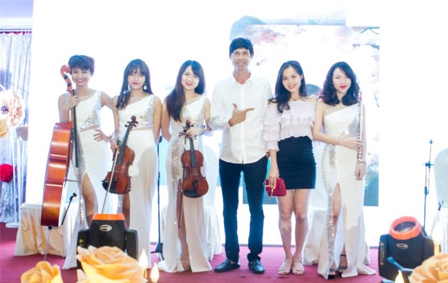 Bo chuan bi 60 xe Ford ruoc dau trong dam cuoi con gai hinh anh 7