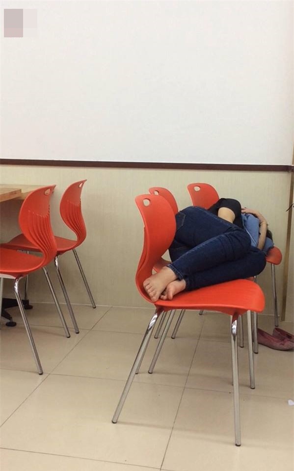 Hình ảnh xấu xí của các bạn trẻ Việt trong cửa hàng tiện lợi  - Ảnh 2.