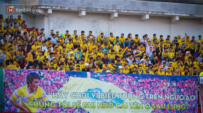 Thủy Tiên vỡ òa cảm xúc trong ngày Công Vinh được cổ động viên xứ Nghệ tri ân - Ảnh 1.