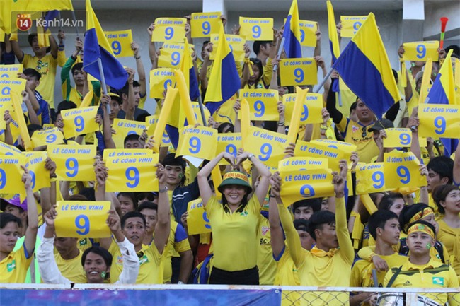 Thủy Tiên vỡ òa cảm xúc trong ngày Công Vinh được cổ động viên xứ Nghệ tri ân - Ảnh 2.