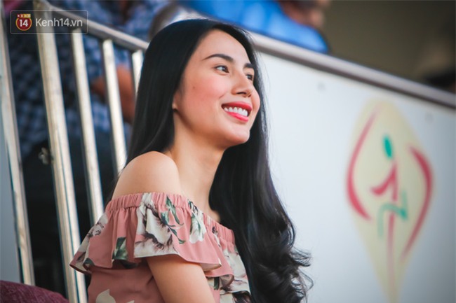 Thủy Tiên vỡ òa cảm xúc trong ngày Công Vinh được cổ động viên xứ Nghệ tri ân - Ảnh 3.