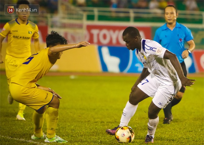 Thủy Tiên vỡ òa cảm xúc trong ngày Công Vinh được cổ động viên xứ Nghệ tri ân - Ảnh 8.