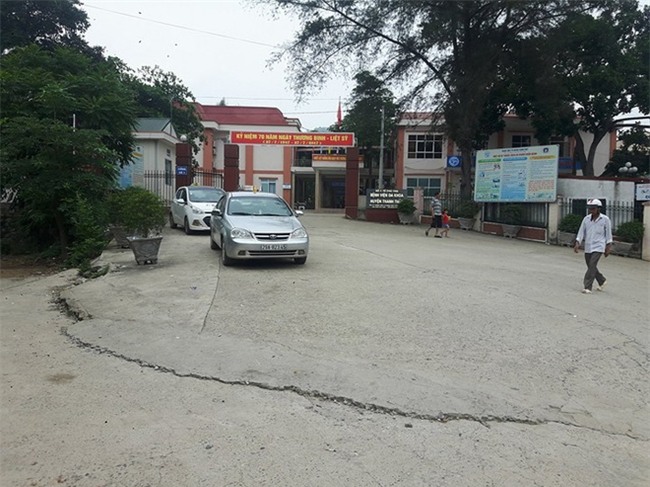 Nhân chứng sợ hãi kể lại giây phút chồng đâm vợ tử vong ở bệnh viện - Ảnh 2.