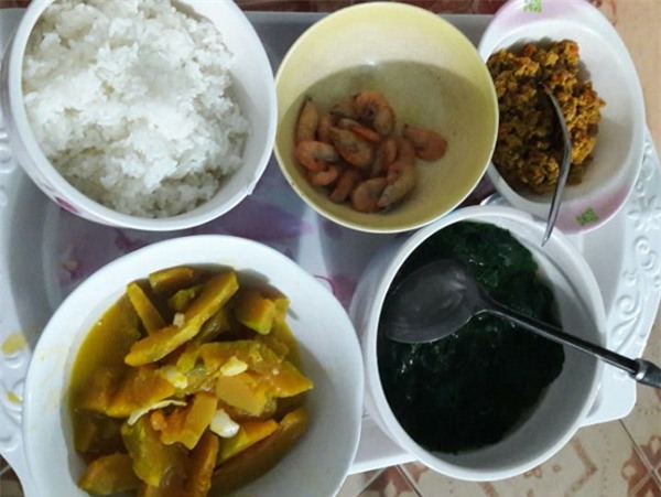 khong rau ngot luoc, thit kho nghe, com o cu cua cac me hien dai gio sang chanh lam! - 11