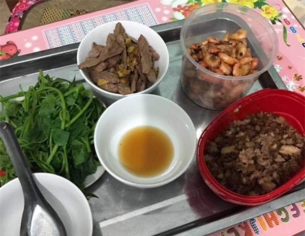 khong rau ngot luoc, thit kho nghe, com o cu cua cac me hien dai gio sang chanh lam! - 13