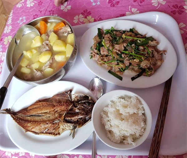 khong rau ngot luoc, thit kho nghe, com o cu cua cac me hien dai gio sang chanh lam! - 9