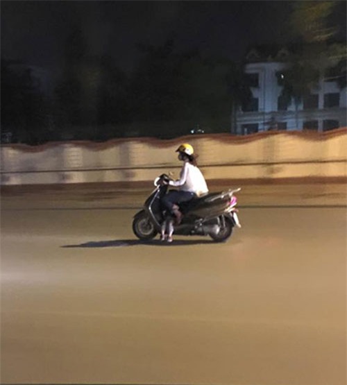 Hình ảnh nguy hiểm trên phố Hà Nội và ánh mắt của người mẹ khiến dân mạng bức xúc - Ảnh 5.
