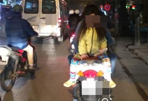 Hình ảnh nguy hiểm trên phố Hà Nội và ánh mắt của người mẹ khiến dân mạng bức xúc - Ảnh 6.