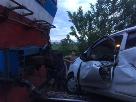 Tàu hoả đâm nát ô tô 4 chỗ chết máy nằm ngang đường ray ảnh 1