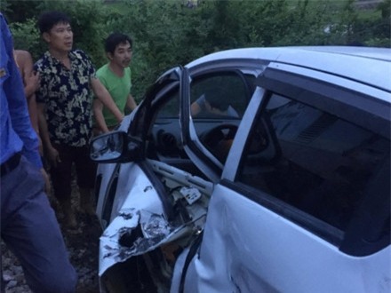 Tàu hoả đâm nát ô tô 4 chỗ chết máy nằm ngang đường ray ảnh 2