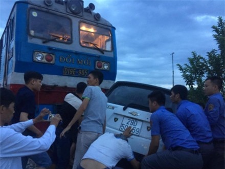 Tàu hoả đâm nát ô tô 4 chỗ chết máy nằm ngang đường ray ảnh 3