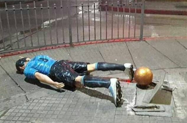 Đến bức tượng của Luis Suarez cũng đi dự đám cưới của Messi - Ảnh 1.