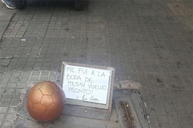 Đến bức tượng của Luis Suarez cũng đi dự đám cưới của Messi - Ảnh 2.